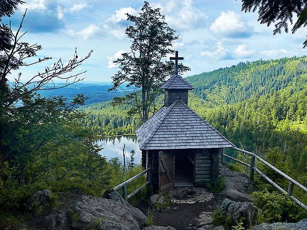 Rachelkappele mit Blick auf den Rachelsee im Bayerischer Wald